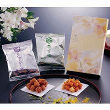 ●ハコ約11.7×19×2cm・重量=約60g●南蛮揚げ・醤油こがし餅各20g×各1【小麦】